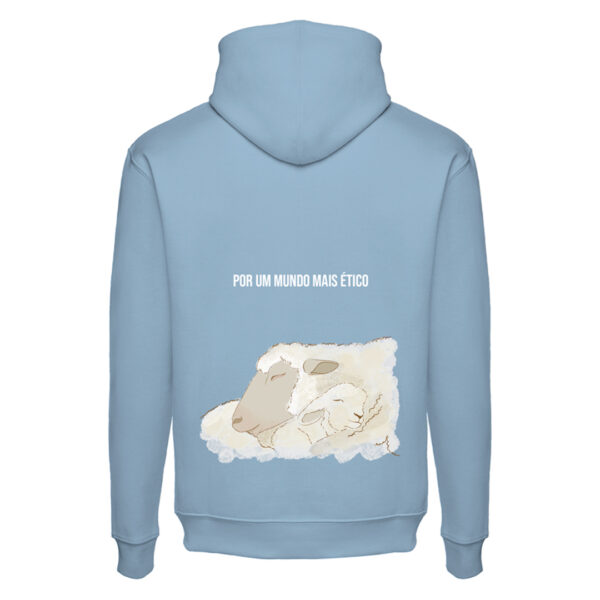 Parte da traseira da sweatshirt azul em tons claro e cinzento. Com ilustração de ovelhas, mãe e filhote deitados juntos. Com escrita em cima "POR UM MUNDO MAIS ÉTICO" em branco.