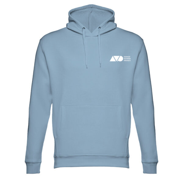 Parte da frente da sweatshirt azul em tons claro e cinzento. Com logo "AVP - Associação Vegetariana Portuguesa" em branco, na altura do tórax do lado esquerdo.