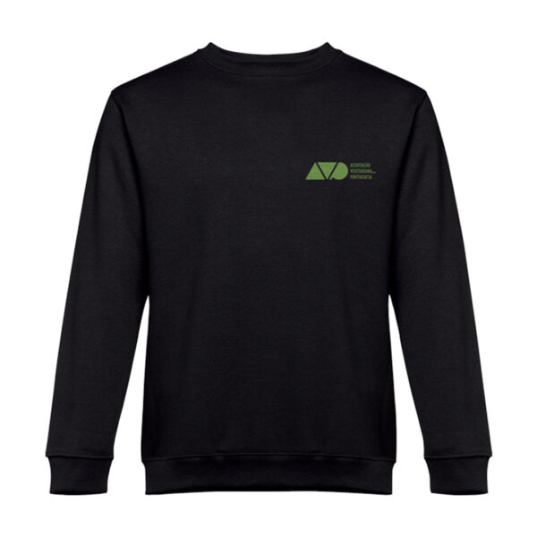 Parte da frente da sweatshirt preta. Com logo "AVP - Associação Vegetariana Portuguesa" em verde, na altura do tórax do lado esquerdo.