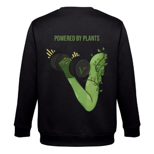 Parte da traseira da sweatshirt preta. Com ilustração em tons de verde de um braço, segurando halteres com o símbolo "V" de vegan. Com escrita em cima "Powered by Plants".